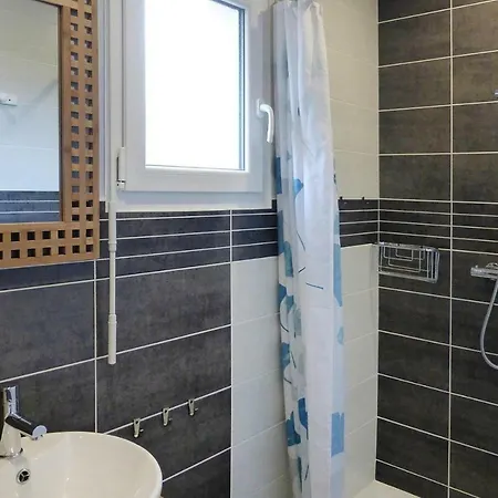 Semi-Detached House Vains - Nmd041004-L *